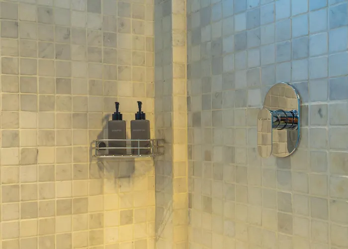 Family Style 3-bedroom Suite-near Pubstreet, Old Market By Baahu *